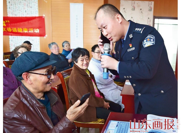 与老人情景模拟防电信诈骗