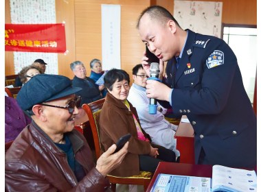 与老人情景模拟防电信诈骗