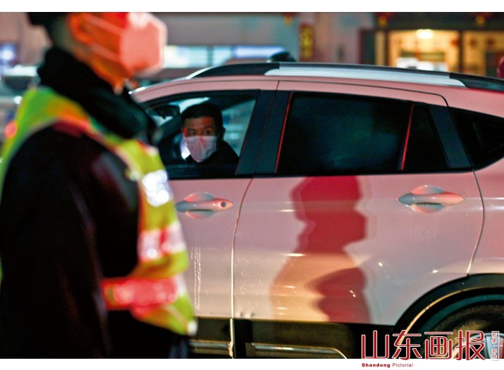 元宵节晚上的执勤民警