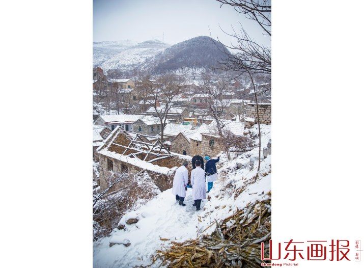 抬生病的村民出村就诊