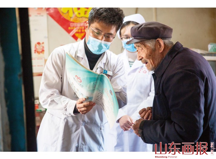 为老人讲解注意事项