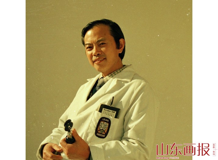 山东潍坊医学院附属医院眼科主任谢立信教授