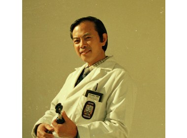 山东潍坊医学院附属医院眼科主任谢立信教授