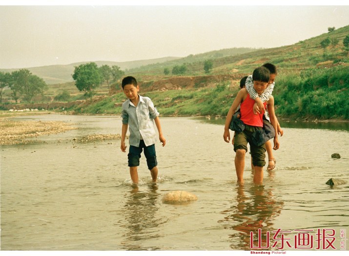 残童上学同学相助