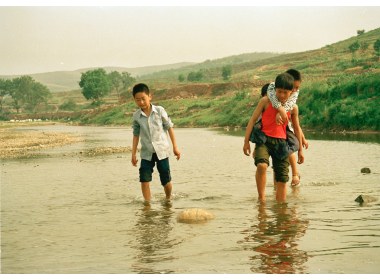 残童上学同学相助