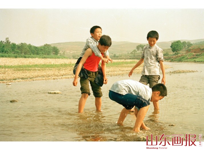 残童上学同学相助