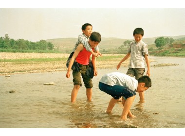 残童上学同学相助