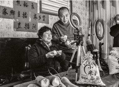 直播带货推销本村土特产
