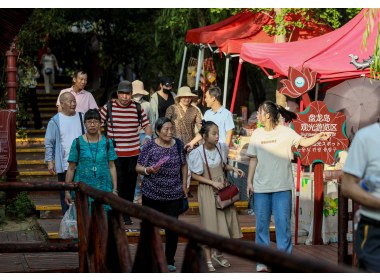山东滕州：13万亩野生红荷竞相怒放迎来暑期旅游热