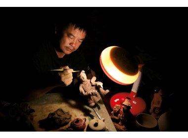 陈德才创作土陶工艺品