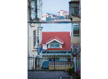 楼间见海