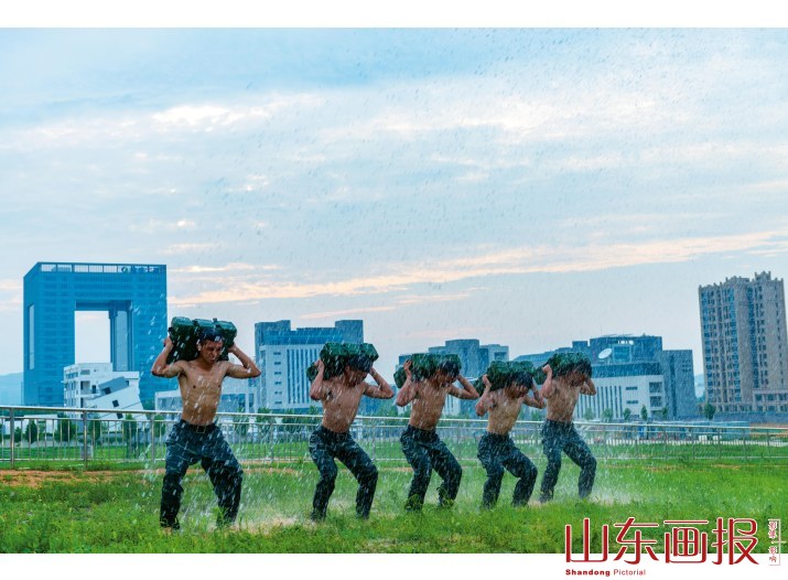 冒雨训练的战士