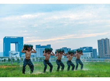 冒雨训练的战士