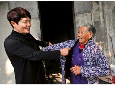 致富思源不忘本 扶贫济困献爱心（组图之二）