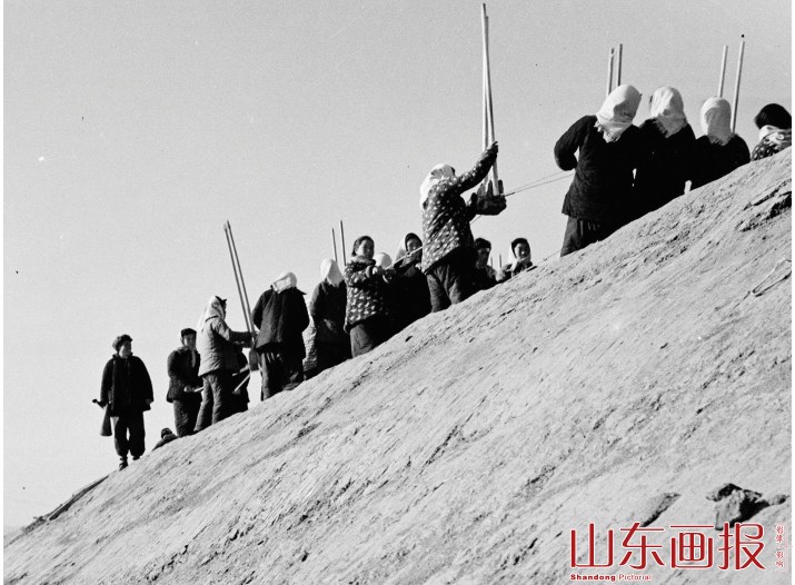 人民公社建水库（组图之五）