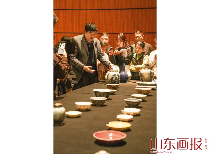 文物鉴定专家与文物爱好者交流