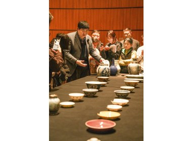 文物鉴定专家与文物爱好者交流