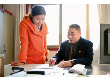 张海燕与公司党委书记郭勇探讨工作