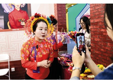 泉州丰泽区蟳埔女习俗非遗传承人黄丽泳