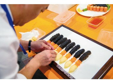 认真摆放菜品