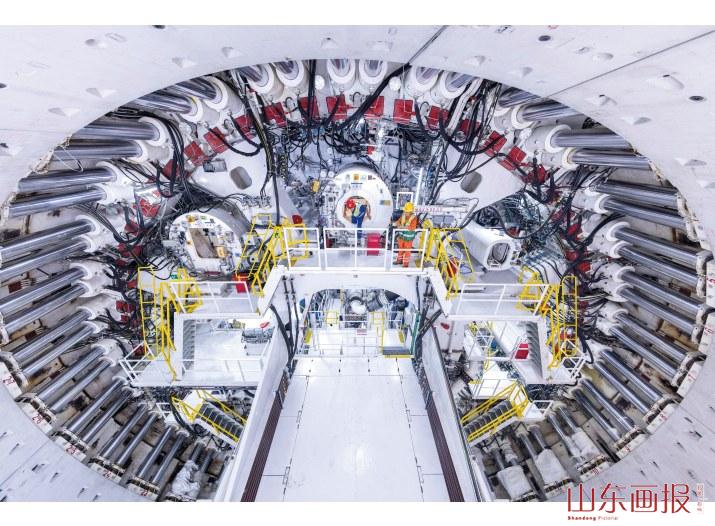 “山河号”盾构机管片拼装区域