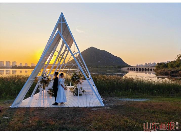 拍摄婚纱照的情侣