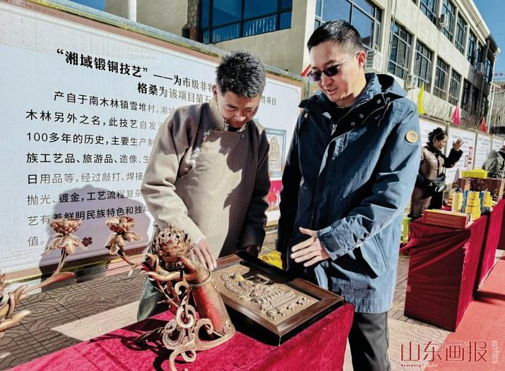 旅游文化体验周上参观各展台