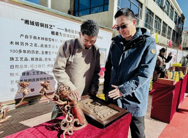 旅游文化体验周上参观各展台