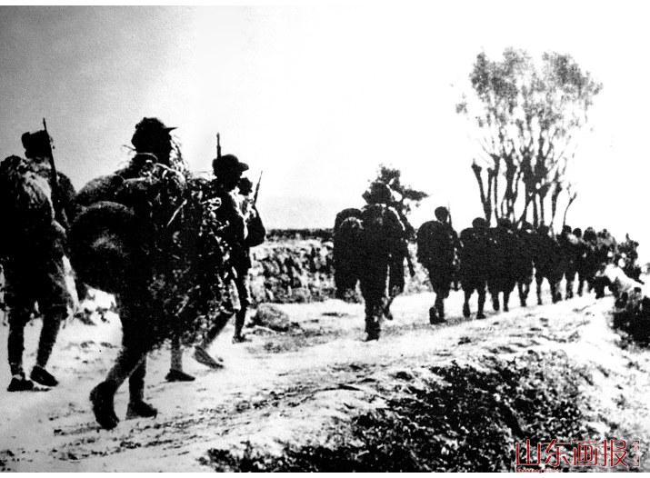 行进中的战士们