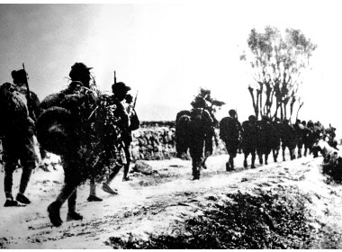 行进中的战士们