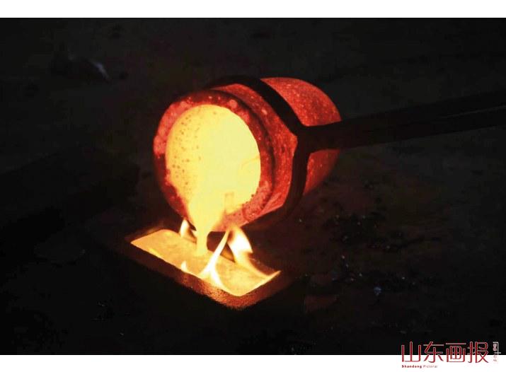 炼好的金水倒进模具定型