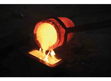 炼好的金水倒进模具定型