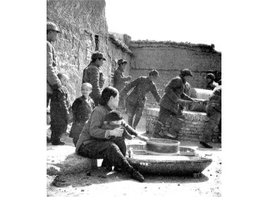 八路军与老乡们并肩劳作