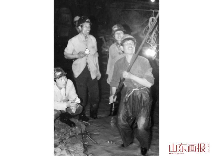 员工处理顶板浮石