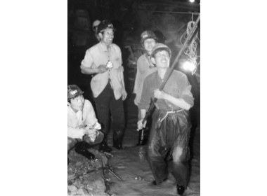 员工处理顶板浮石