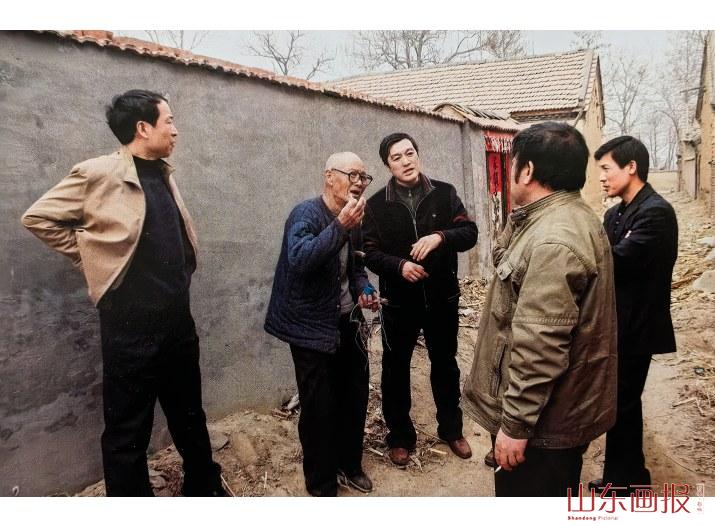 相关学者考察旧址