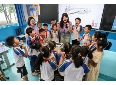 音乐课上志愿者教学生们认识五线谱