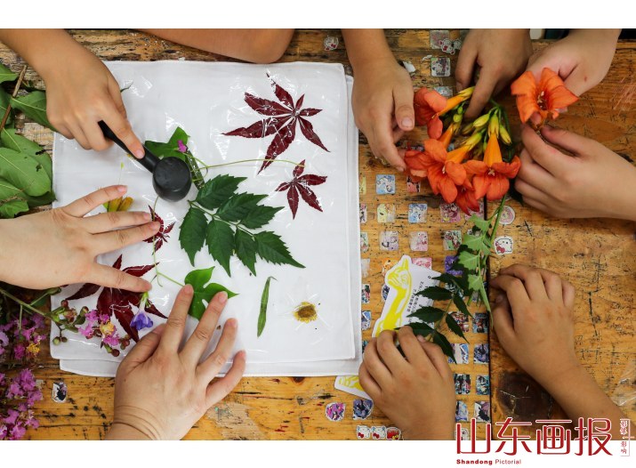 把植物拓印到手帕上