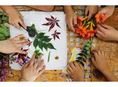 把植物拓印到手帕上