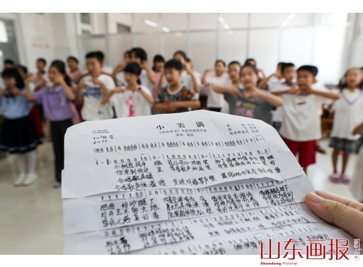 歌词是孩子们改编出来的