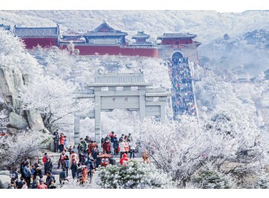 岱顶雪霁 （曲业芝/摄影）