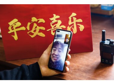 与妻子视频聊天