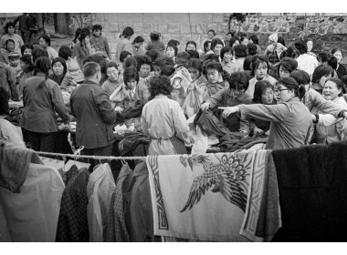 百货商店进村摆地摊