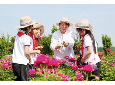 王琦向小学生们科普专业知识